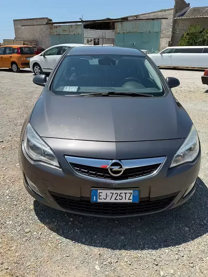 Usata Opel Astra 115 CV (84 kW) 2011 Grigio Berlina