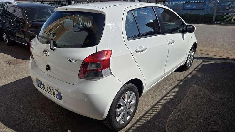 Usata Toyota Yaris Sol 69 CV (50 kW) 2011 Bianco Utilitaria