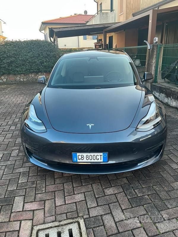 Grigio Usata 2020 Tesla Model 3 Long Range AWD Tre volumi | 23.500 € (Buon prezzo) - Immagine 1/4