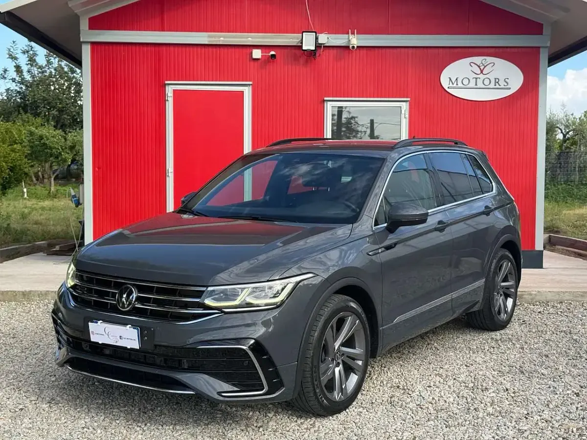 Usata VW Tiguan R-line 150 CV (110 kW) 2022 Dolphin grey SUV