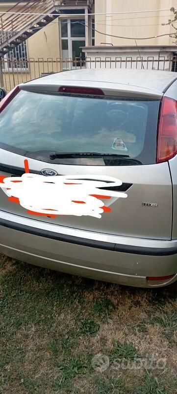 Grigio Usata 2002 Ford Focus Tre volumi | 800 € (Buon prezzo) - Immagine 1/4