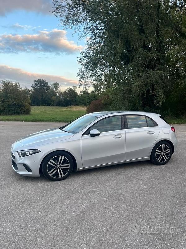 Grigio Usata 2020 Mercedes A180 Tre volumi | 17.500 € (Super prezzo) - Immagine 1/4