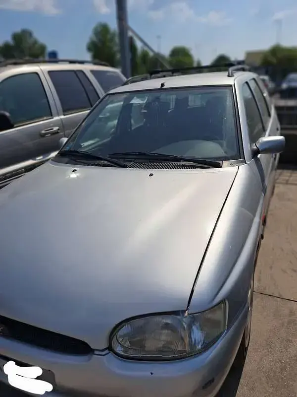 Usata Ford Escort Ghia 90 CV (66 kW) 1997 Argento Station wagon