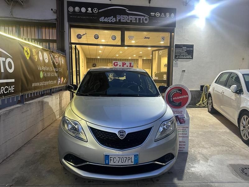Usata Lancia Ypsilon Gold 69 CV (50 kW) 2016 Argento Utilitaria