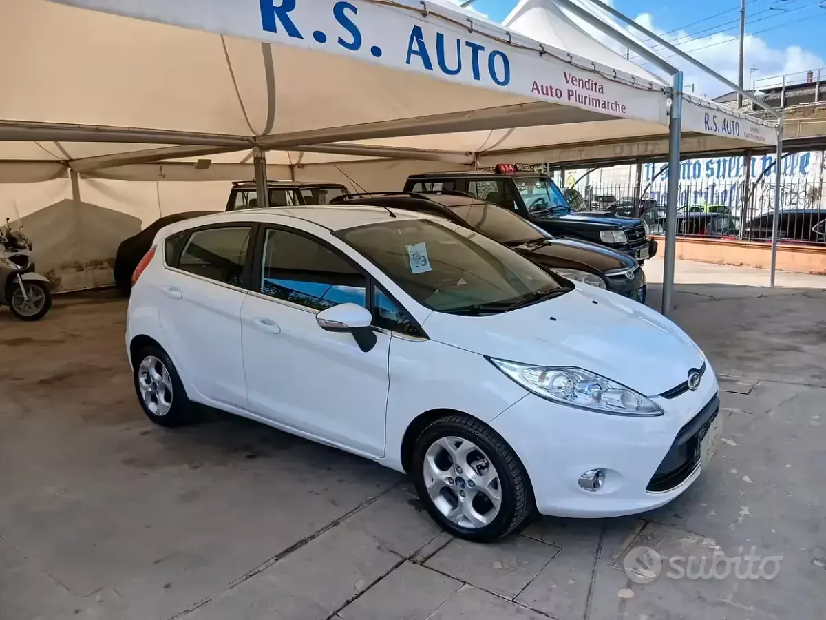 Usata Ford Fiesta 82 CV (60 kW) 2009 Bianco Berlina