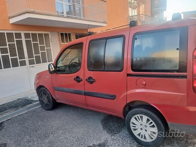 Usata Fiat Doblò 77 CV (56 kW) 2006 Rosso Monovolume