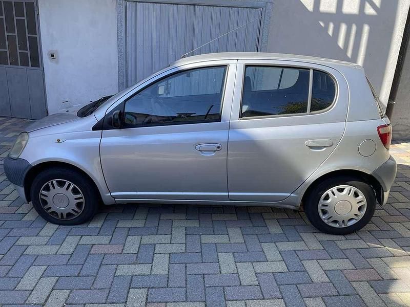 Usata Toyota Yaris 68 CV (50 kW) 2002 Argento Berlina