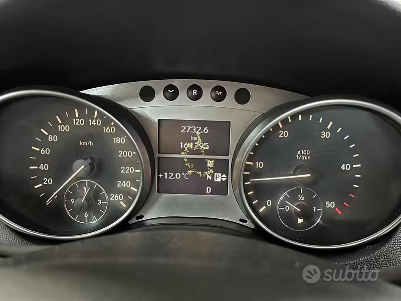 Usata Mercedes ML320 224 CV (164 kW) 2006 Grigio SUV