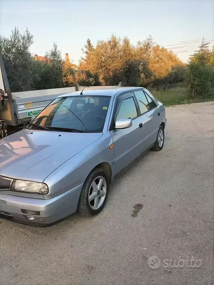 Usata Lancia Delta 103 CV (75 kW) 1999 Grigio Utilitaria