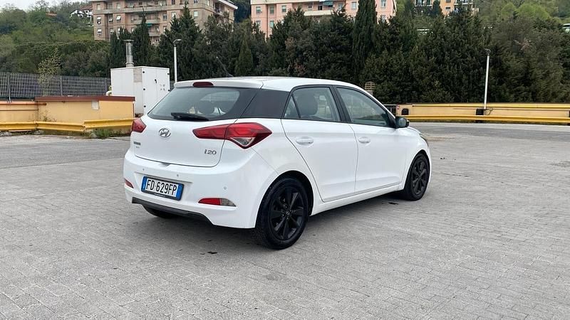 Usata Hyundai i20 82 CV (60 kW) 2016 Bianco Berlina