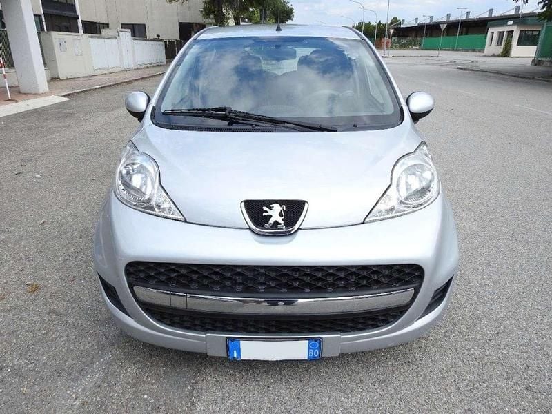 Usata Peugeot 107 Active 68 CV (50 kW) 2011 Argento metallizzato Utilitaria