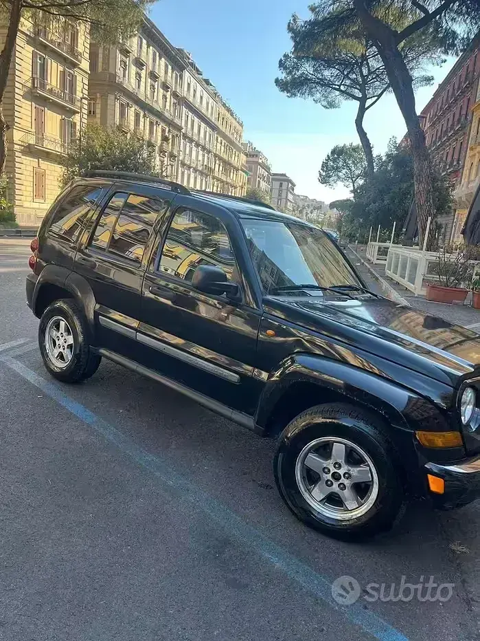 Usata Jeep Cherokee 163 CV (119 kW) 2005 Nero SUV
