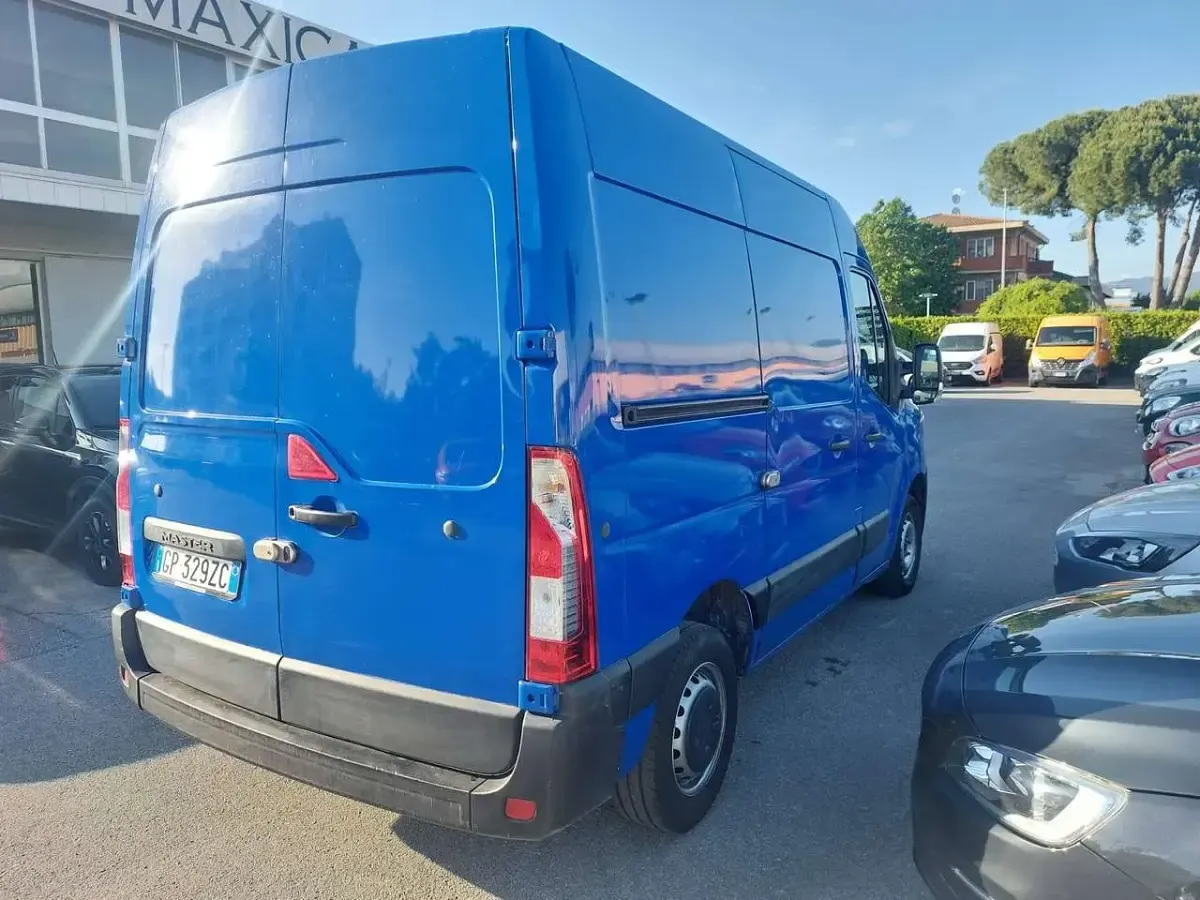 Usata Renault Master 150 CV (110 kW) 2023 Blu/azzurro Monovolume
