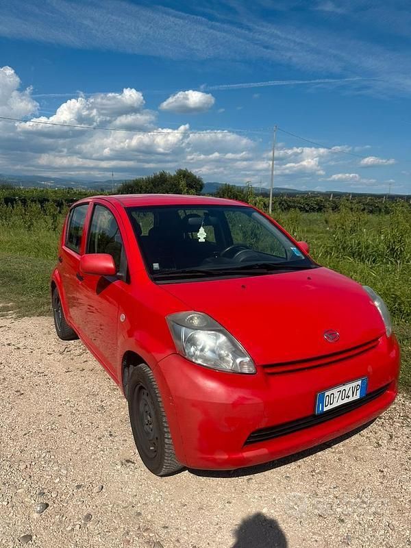 Rosso Usata 2006 Daihatsu Sirion Due volumi | 2700 € - Immagine 1/4