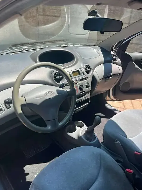 Usata Toyota Yaris Sol 68 CV (50 kW) 2000 Grigio Berlina