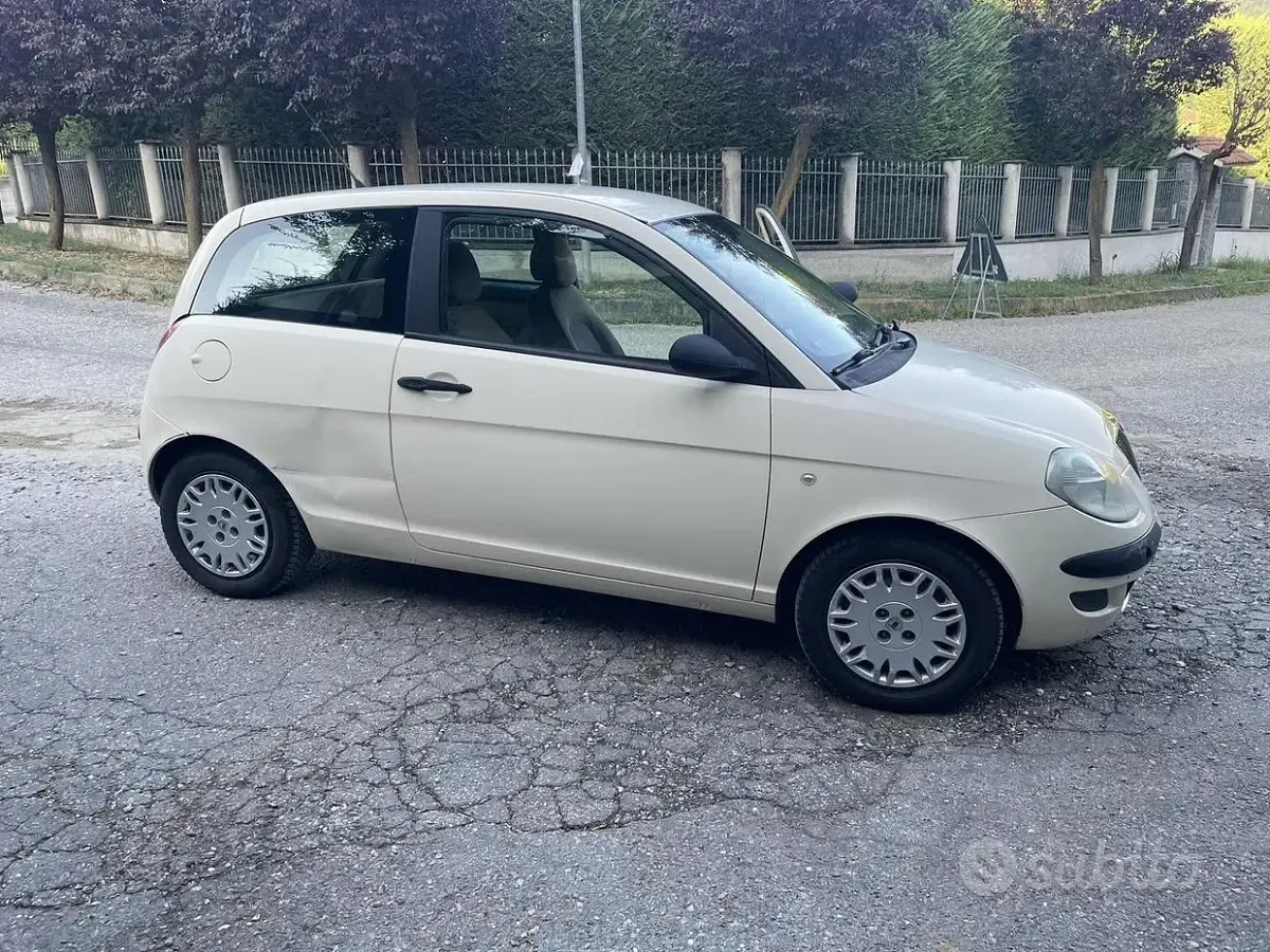 Usata Lancia Ypsilon 60 CV (44 kW) 2004 Giallo Utilitaria