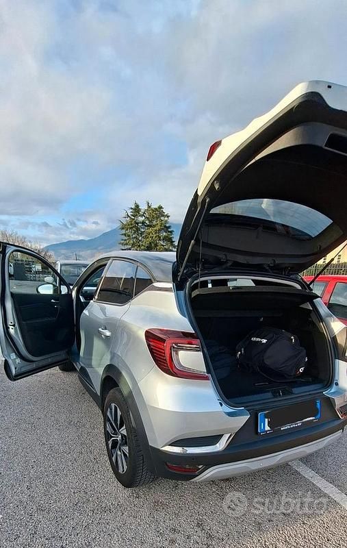 Usata Renault Captur 101 CV (74 kW) 2023 Grigio SUV