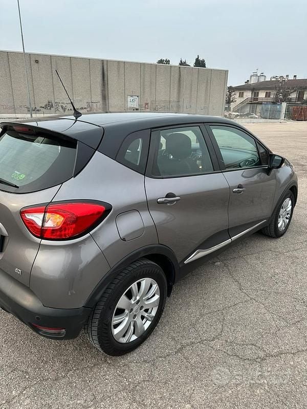 Usata Renault Captur 110 CV (80 kW) 2015 Grigio SUV