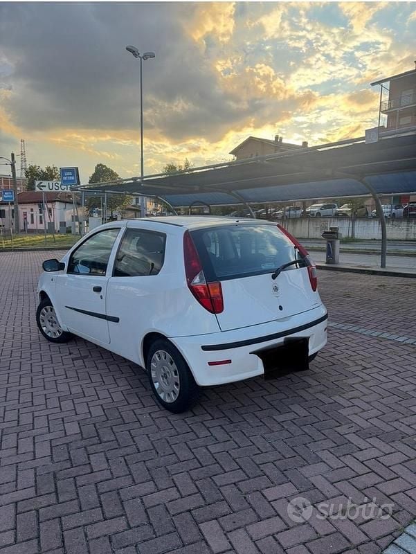 Usata Fiat Punto Dynamic 60 CV (44 kW) 2005 Bianco Utilitaria