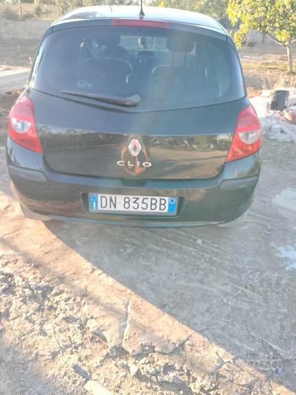 Usata Renault Clio II LE 54 CV (39 kW) 2008 Grigio Berlina