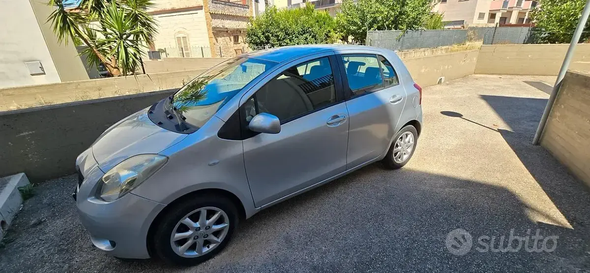 Usata Toyota Yaris 65 CV (47 kW) 2004 Grigio Utilitaria