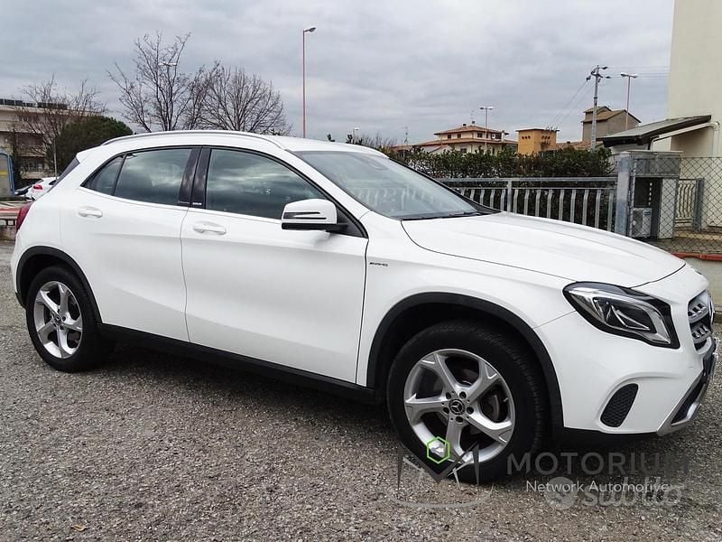 Käytetty Mercedes GLA180 AMG 109 HP (80 kW) 2018 Valkoinen Katumaasturi