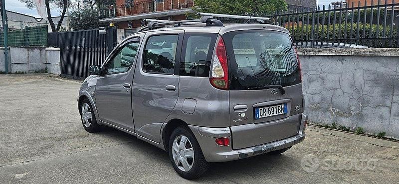 Usata Toyota Yaris Verso Sol 84 CV (61 kW) 2004 Grigio Monovolume