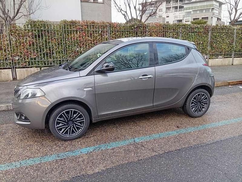 Usata Lancia Ypsilon Gold 69 CV (50 kW) 2023 Grigio Utilitaria