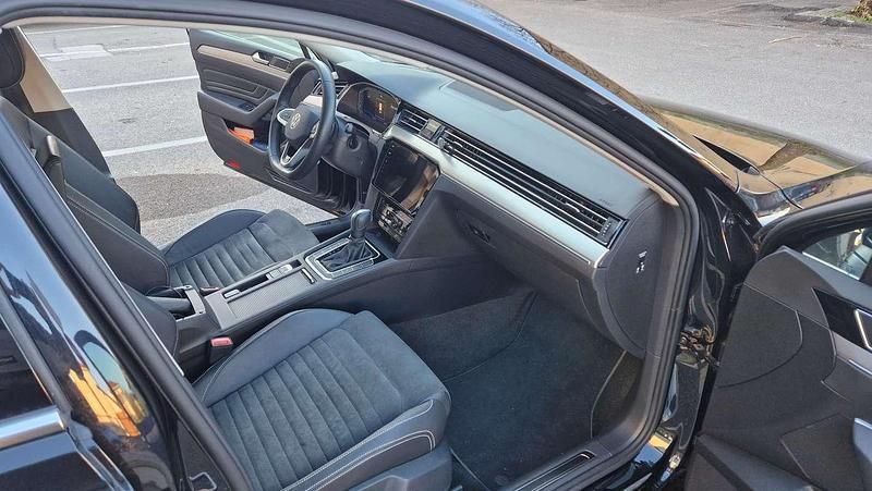 Usata VW Passat R-line 150 CV (110 kW) 2022 Nero Station wagon