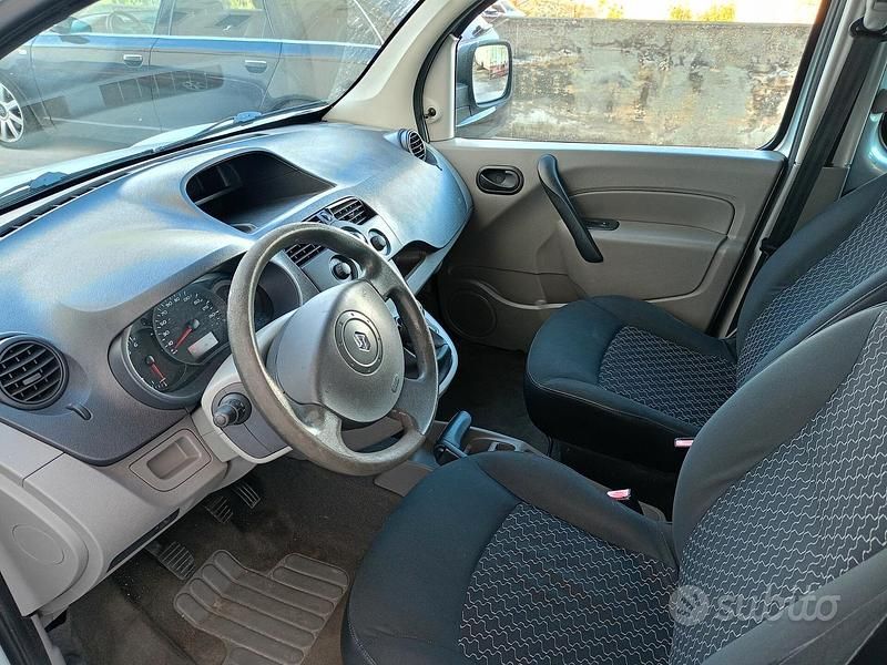Usata Renault Kangoo 104 CV (76 kW) 2010 Argento Monovolume