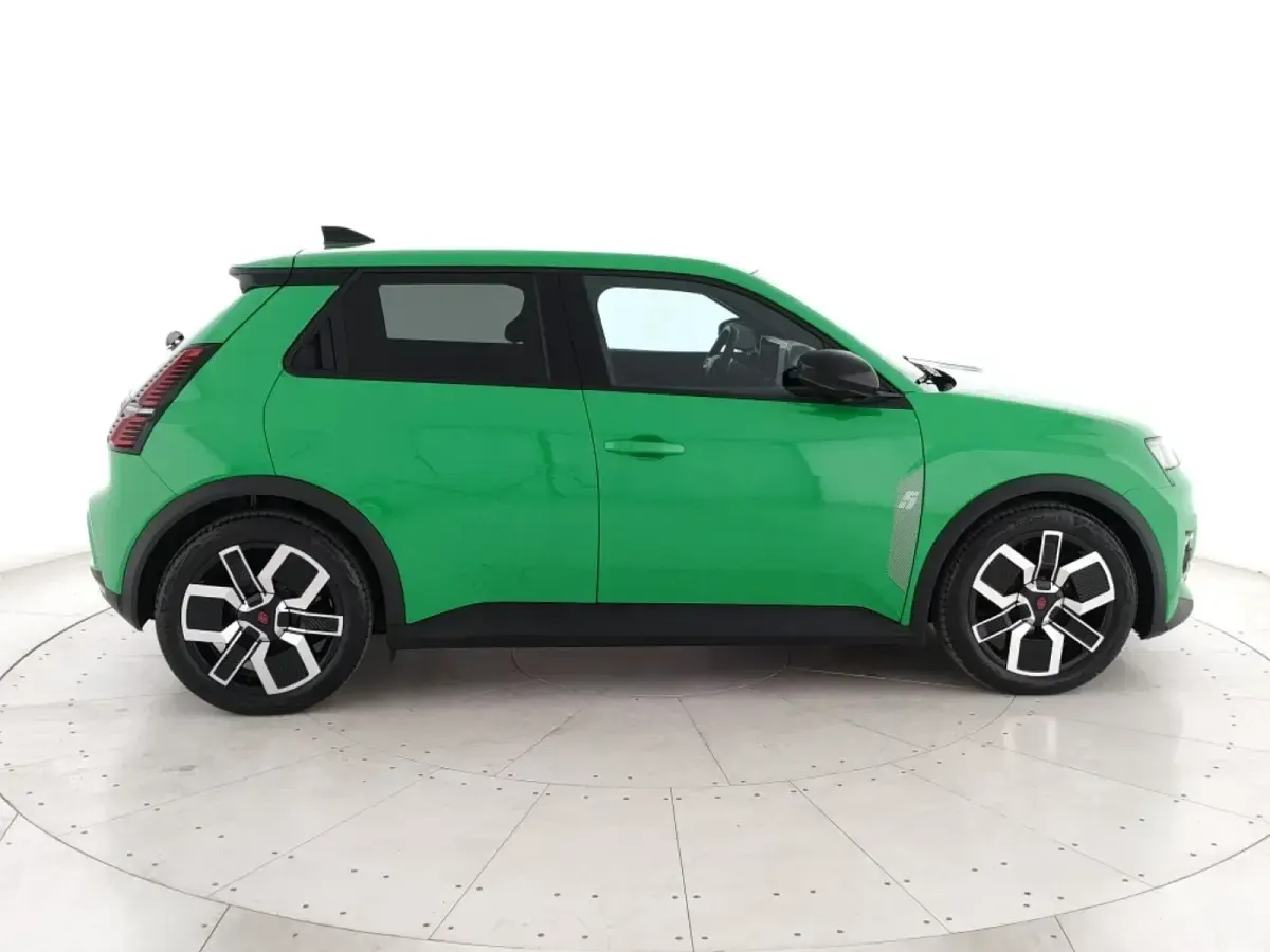 Usata Renault 5 E-Tech Komfort 110 kW (150 CV) 2025 Verde Berlina