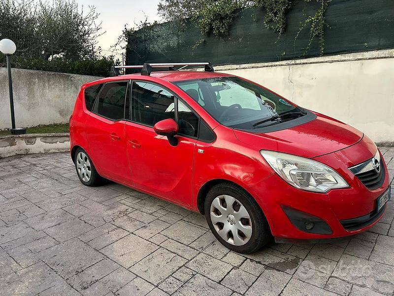 Rosso Usata 2010 Opel Meriva Monovolume | 3500 € (Buon prezzo) - Immagine 1/4