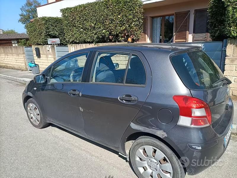 Usata Toyota Yaris 69 CV (50 kW) 2011 Grigio Utilitaria