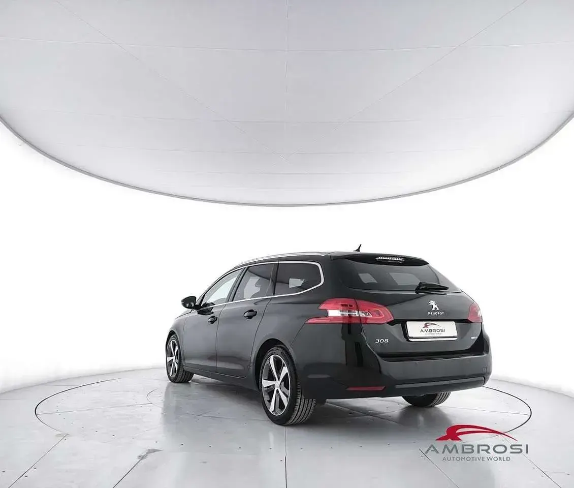 Usado Peugeot 308 Allure 120 CV (88 kW) 2016 Negro Familiar