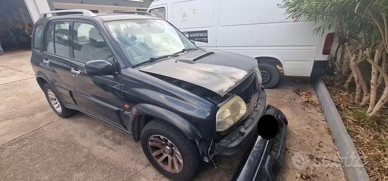 Second-hand Suzuki Grand Vitara 109 CP (80 kW) 2005 Negru SUV