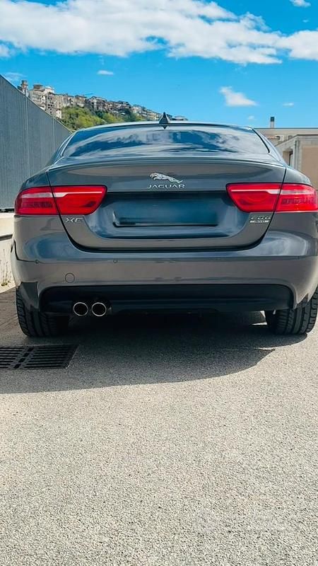 Usata Jaguar XE R-Sport 180 CV (132 kW) 2018 Grigio Berlina