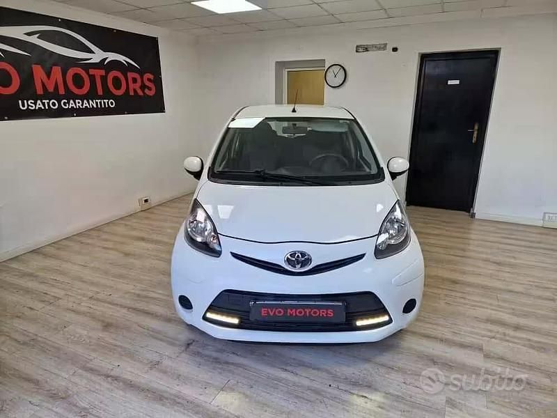 Usata Toyota Aygo 68 CV (50 kW) 2013 Bianco Utilitaria
