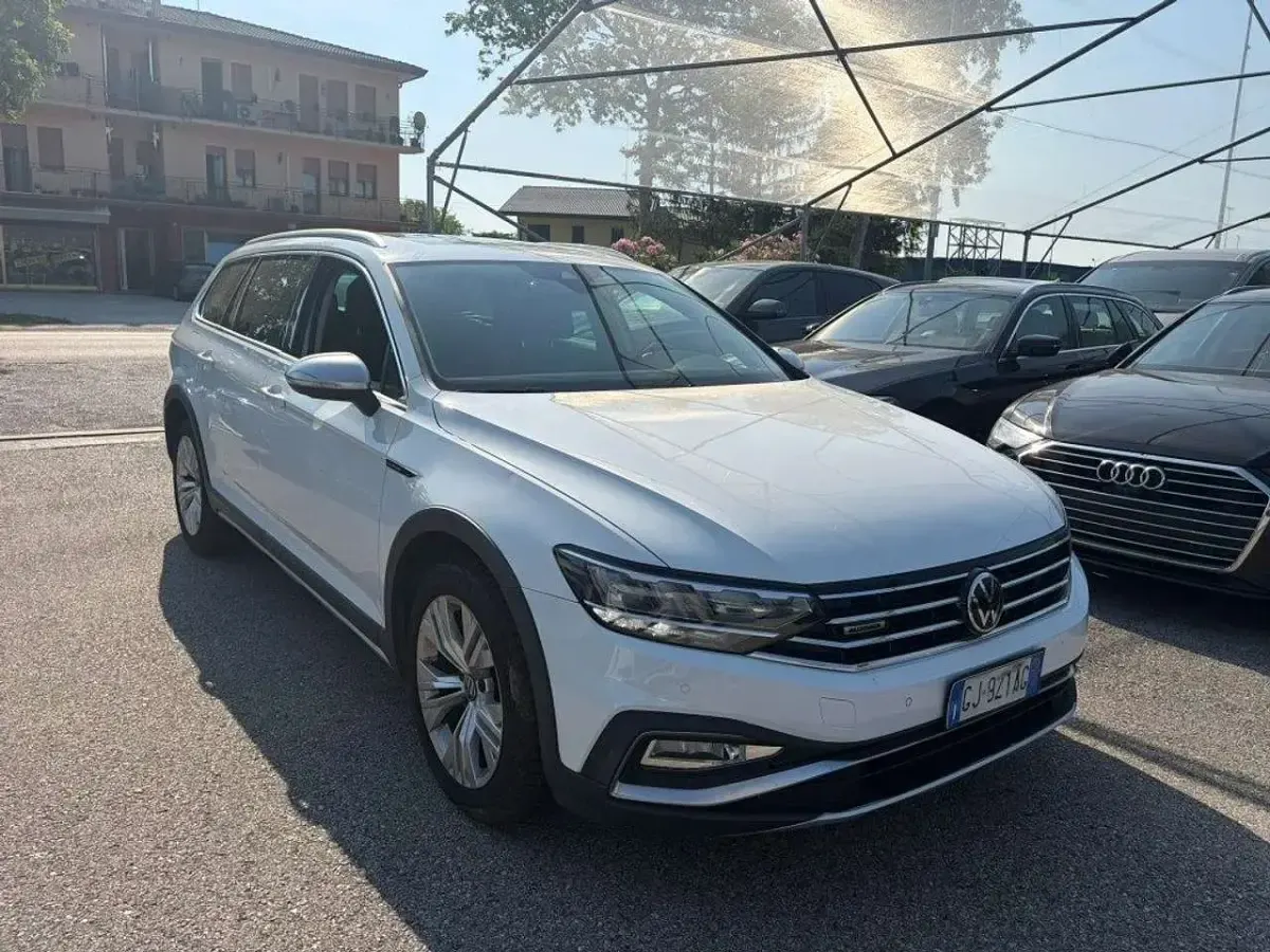 Usata VW Passat Alltrack Business 200 CV (147 kW) 2022 Bianco Station wagon