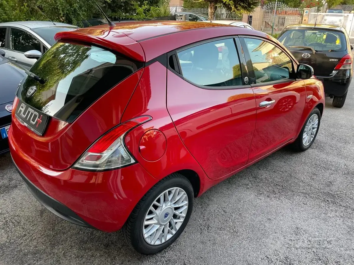 Usata Lancia Ypsilon Gold 69 CV (50 kW) 2012 Rosso Utilitaria