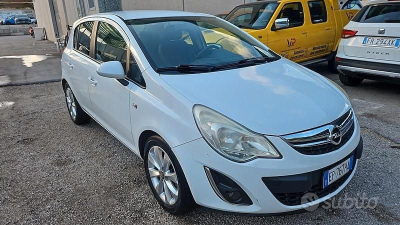 Usata Opel Corsa Cosmo 75 CV (55 kW) 2013 Bianco Utilitaria