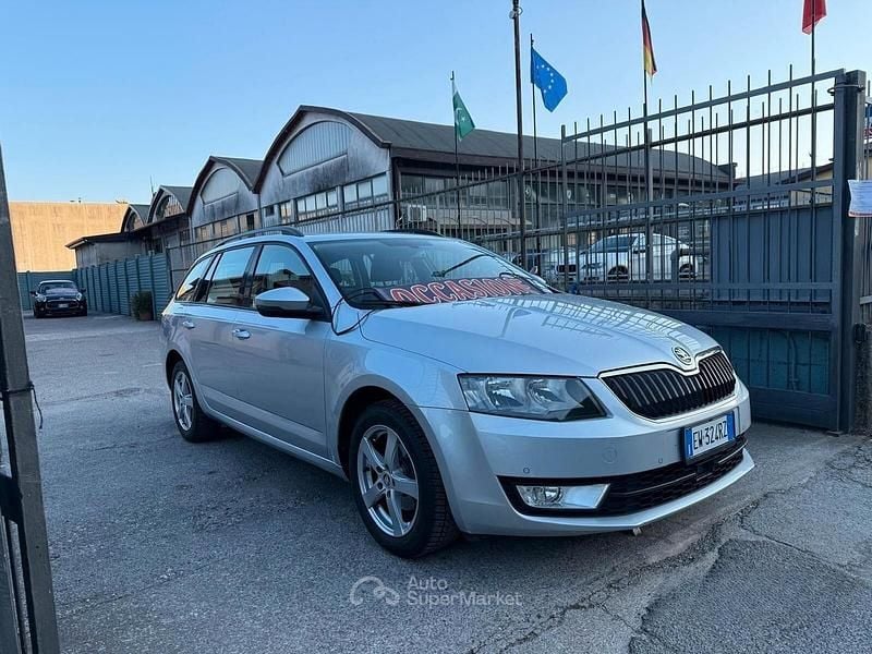Käytetty Skoda Octavia Executive 105 HP (77 kW) 2014 Harmaa Viistoperä
