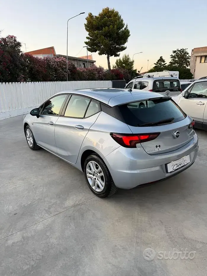 Usata Opel Astra Innovation 105 CV (77 kW) 2017 Grigio Berlina