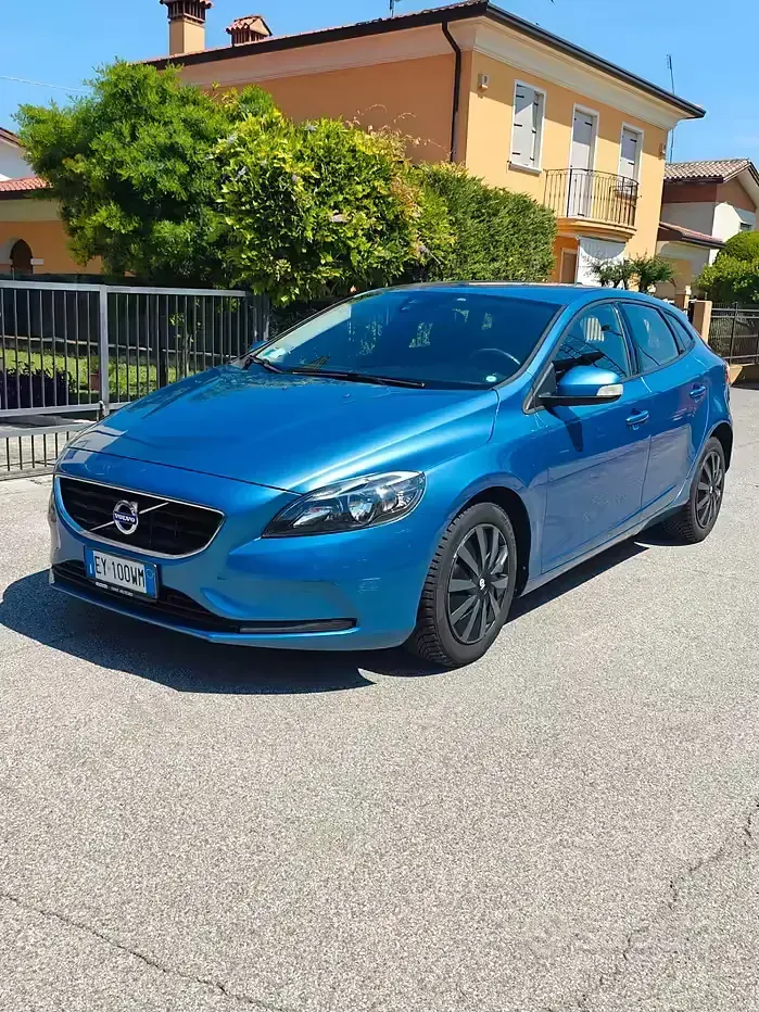 Usata Volvo V40 120 CV (88 kW) 2016 Blu Berlina