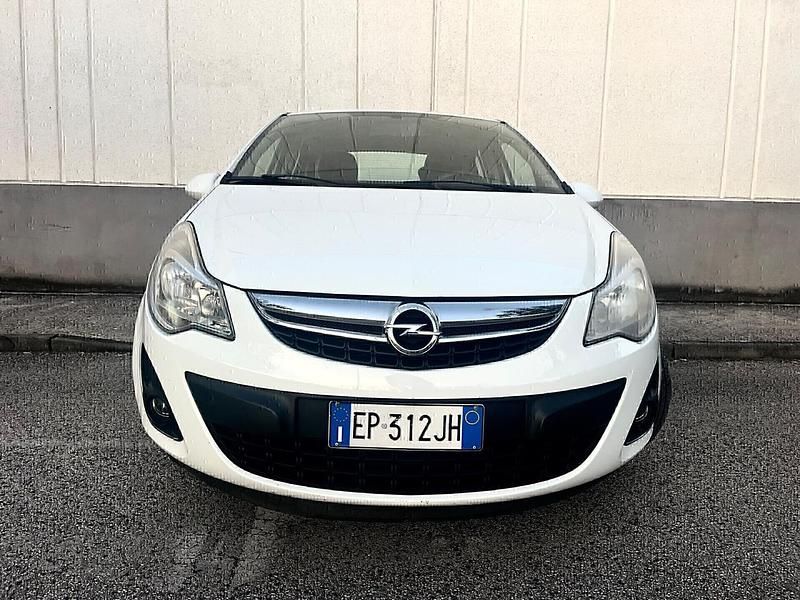 Usata Opel Corsa 85 CV (62 kW) 2013 Bianco Berlina