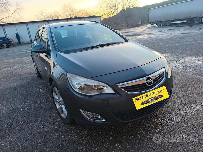 Usata Opel Astra 140 CV (102 kW) 2012 Grigio Station wagon