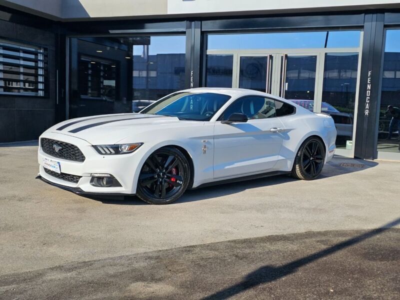 Usata Ford Mustang Fastback 305 CV (224 kW) 2016 Bianco pastello Utilitaria