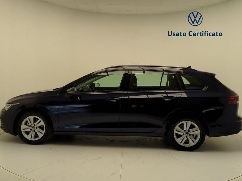 Usata VW Golf VIII Life 131 CV (96 kW) 2022 Atlantic blue Station wagon