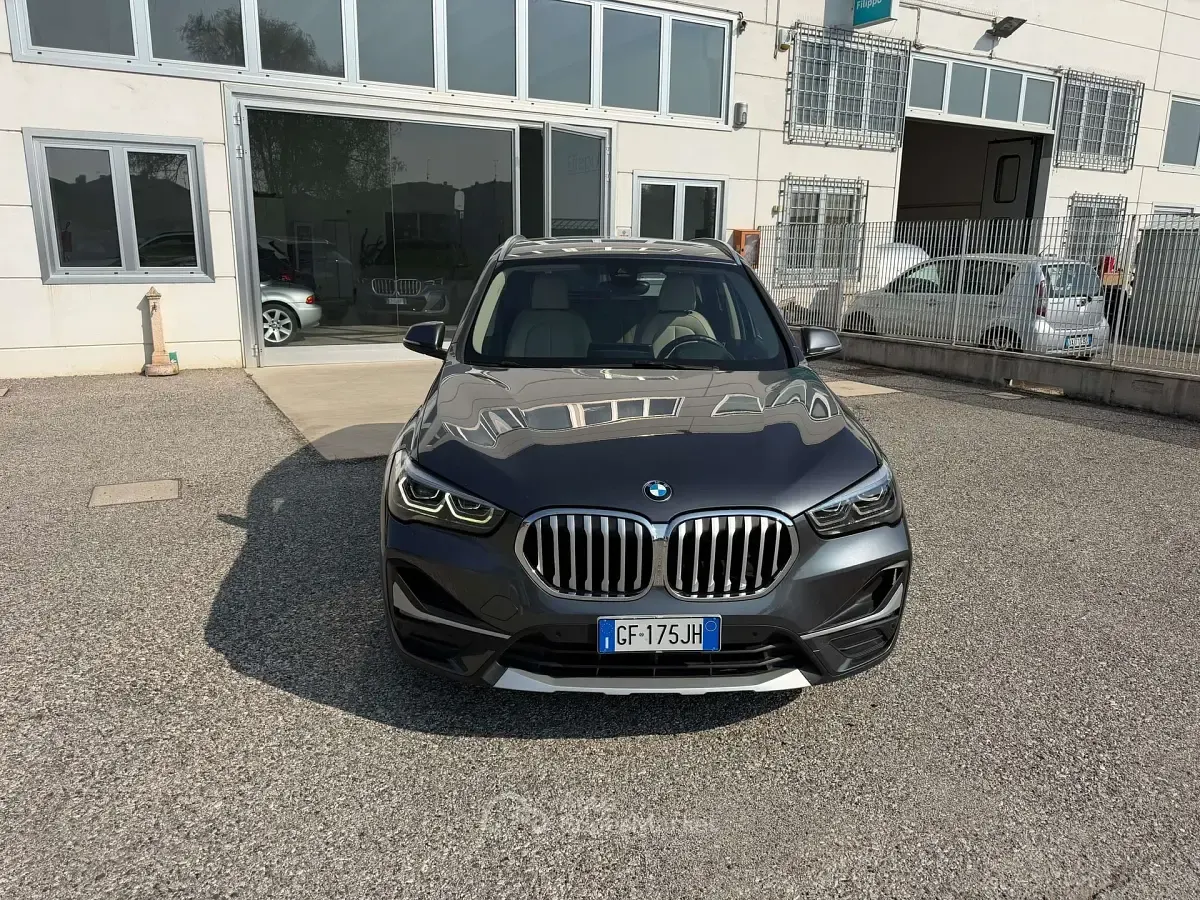 Begagnad BMW X1 xLine 150 HK (110 kW) 2021 Grå SUV