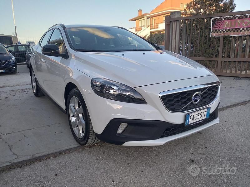 Usata Volvo V40 CC Momentum 120 CV (88 kW) 2015 Bianco Station wagon