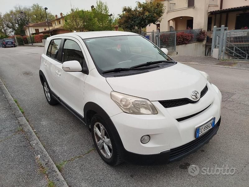 Begagnad Toyota Urban Cruiser 90 HK (66 kW) 2010 Vit Halvkombi